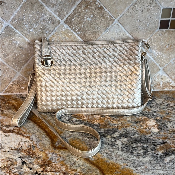 Handbags - Elegant Woven Shoulder Bag - Gold